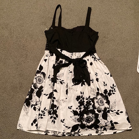 Three triangles black and white floral cocktail dress - Picture 2 of 3